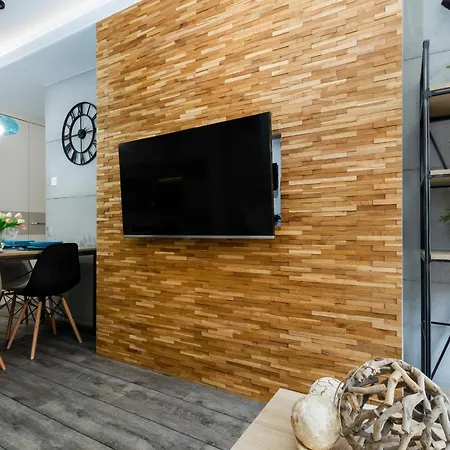Cozy With Two Bedrooms And Balcony In By Renters