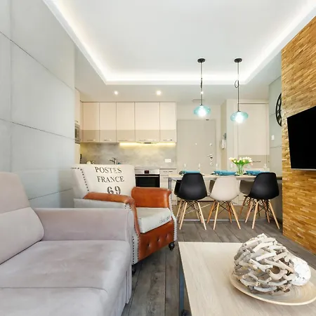 Cozy With Two Bedrooms And Balcony In By Renters Danzig